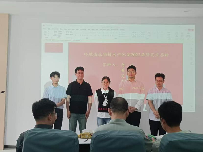 一群人站在台上演讲 AI 生成的内容可能不正确。